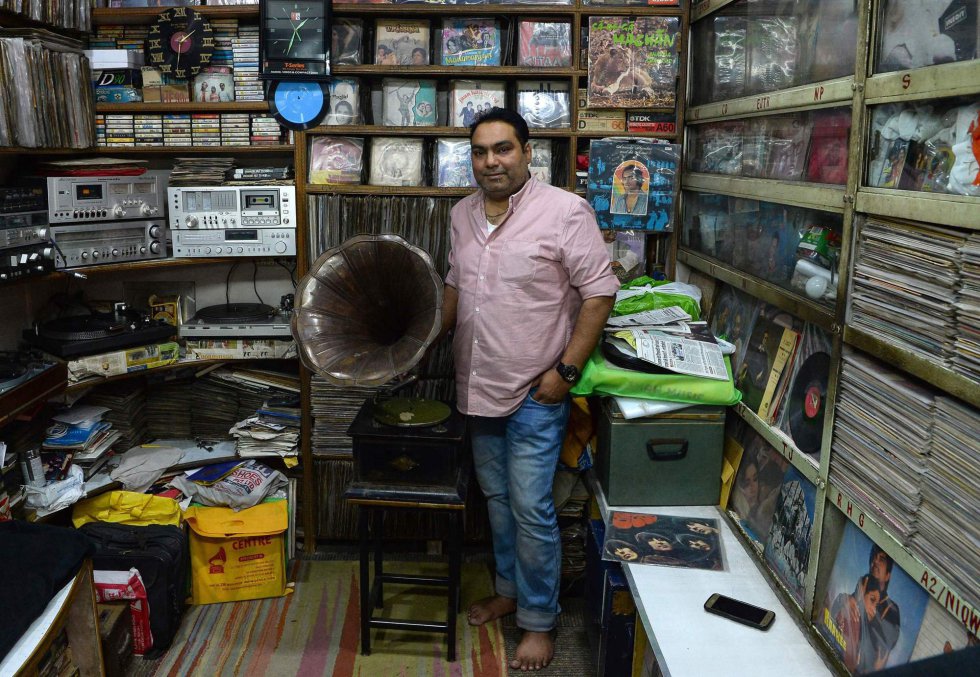 Syed Zafar Shah, de 40 años, dirige una empresa de reparación de gramófonos, posa en la tienda del Shah Music Center donde vende gramófonos antiguos y discos de vinilo en los barrios antiguos de Nueva Delhi, el 24 de abril de 2018. Los tocadiscos de gramófono surgieron como la forma principal de reproducir grabaciones de audio a fines del siglo XIX, pero fueron superados en el siglo XX por tocadiscos conectados a altavoces de audio electrificados.