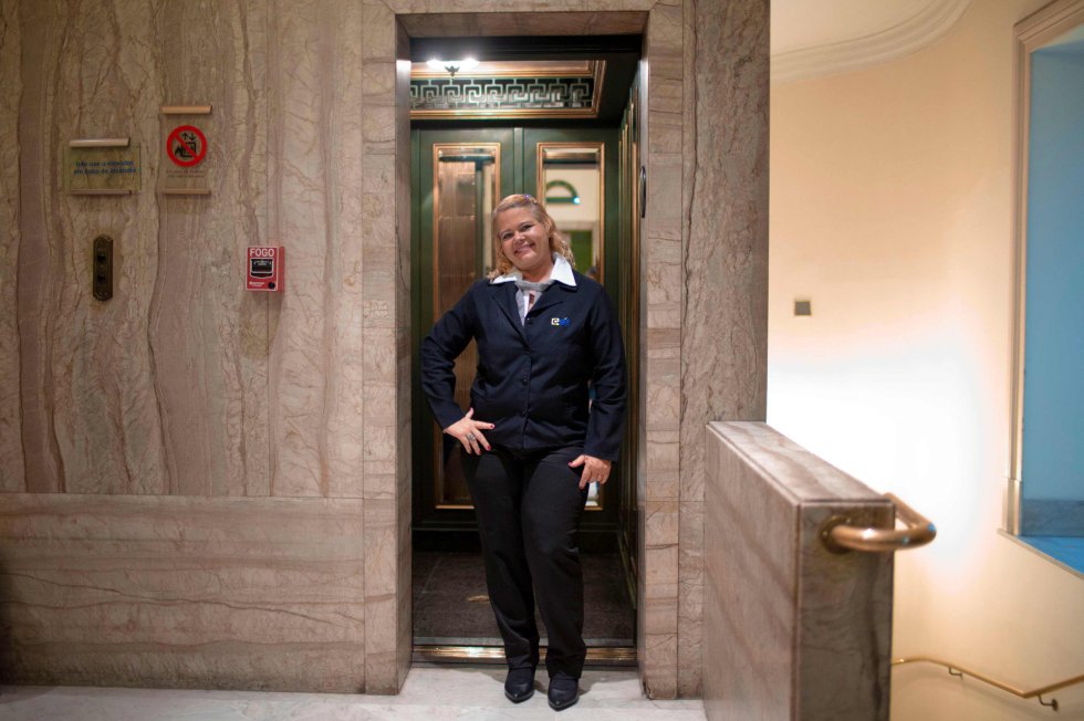 Lizie da Silva, 49, operadora de ascensores desde 1997, posa en el Centro Cultural del Banco de Brasil (CCBB Río) en el centro de Río de Janeiro, Brasil, el 18 de abril de 2018.