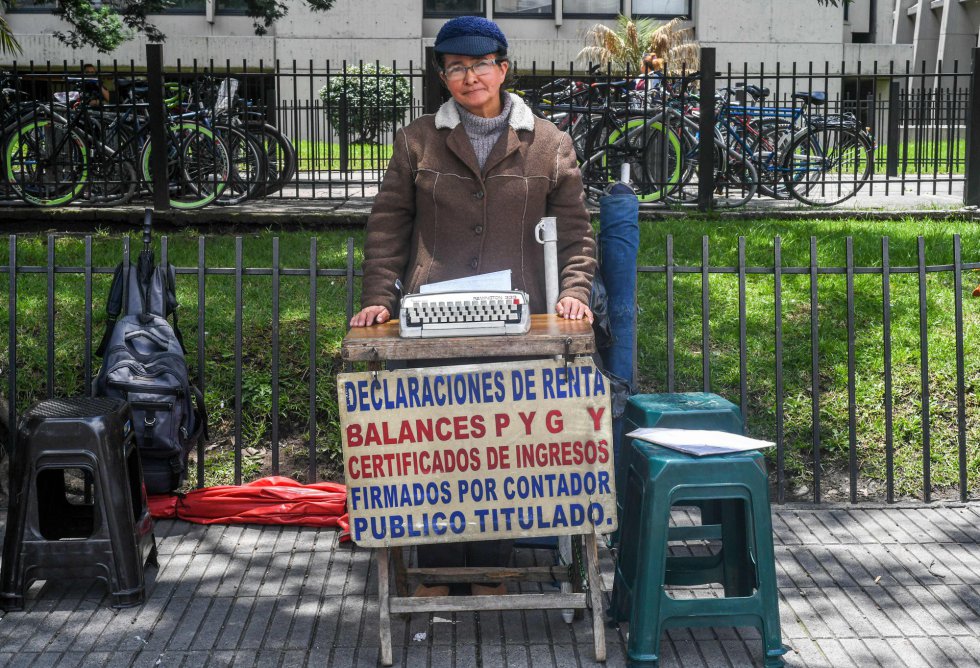 Candelaria Pinilla, trabajadora ambulante, posa para la foto en Bogotá, el 9 de abril de 2018. Los empleados de las calles son expertos en rellenar formularios como el impuesto a la propiedad, el impuesto a los vehículos, el impuesto retenido en la fuente y la declaración del impuesto a la renta. Además, llevan a cabo derechos de petición, declaraciones juradas e incluso cartas.