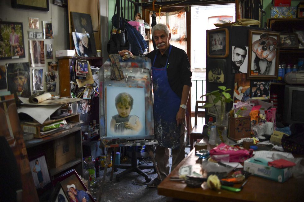El restaurador de fotografías mexicano Salvador Alejandro Casas, de 66 años, posa en su taller en la Ciudad de México el 21 de abril de 2018. Casas es uno de los cuatro retocadores de imágenes que aún sobreviven en el centro histórico de la Ciudad de México.