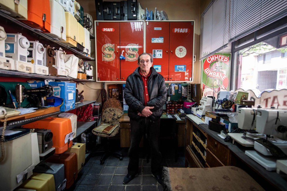 Andreja Nikolic, de 69 años, posa para una foto en su tienda de reparación de máquinas de coser de casi cuatro décadas, en Belgrado, el 19 de abril de 2018. Comparado con tiempos pasados, hoy en día los clientes rara vez traen máquinas de coser o máquinas de escribir para reparar.