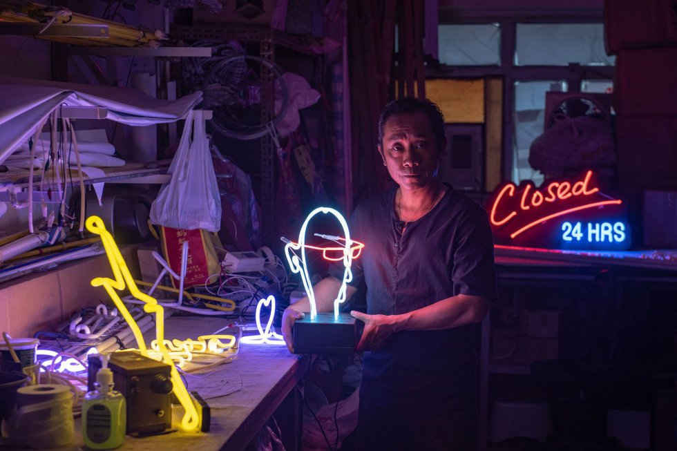 El fabricante de letreros de neón Wu Chi-kai posa durante una entrevista con AFP en Hong Kong, el 16 de abril de 2018. El fabricante de letreros de neón Wu Chi-kai es uno de los últimos artesanos de su tipo en Hong Kong, una ciudad donde la oscuridad nunca cae realmente gracias al brillo de una miríada de luces las 24 horas del día.