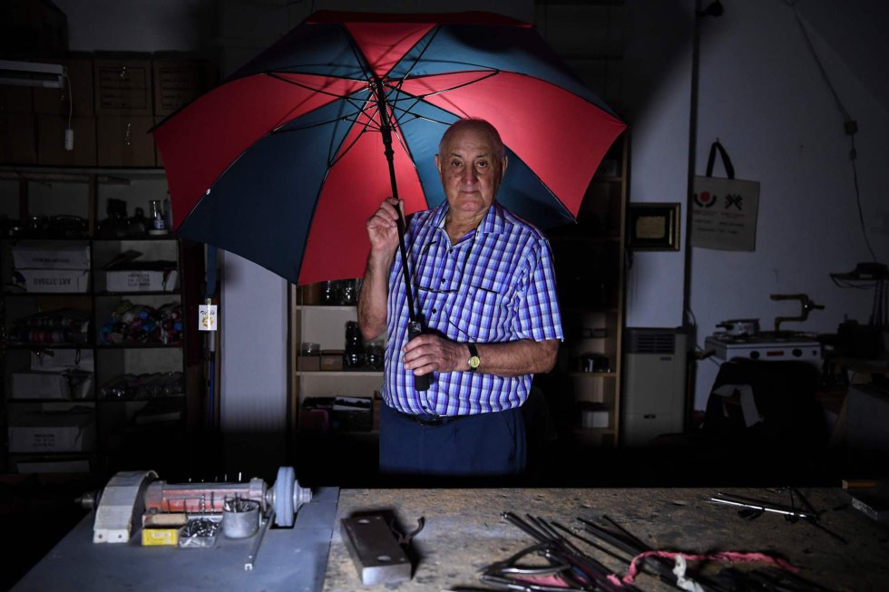 Elias Fernández, de 87 años, posa para la foto en su taller de arreglo de paraguas en Buenos Aires, Argentina, el 5 de abril de 2018. Fernández ha estado arreglando sombrillas desde 1955.