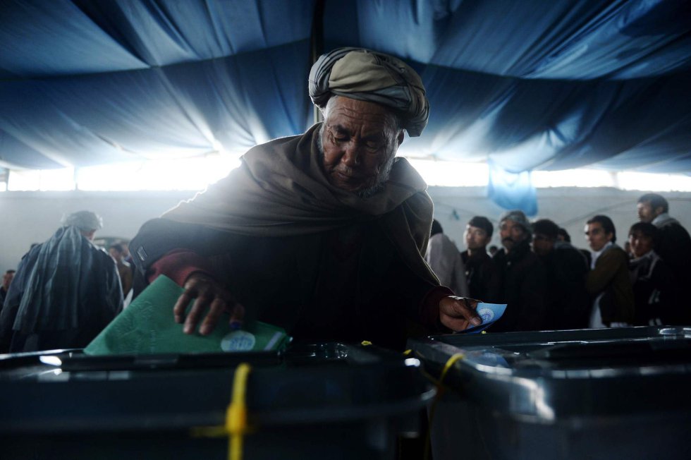 Un hombre vota en un colegio electoral en Kabul (Afganistán), el 5 de abril de 2014.