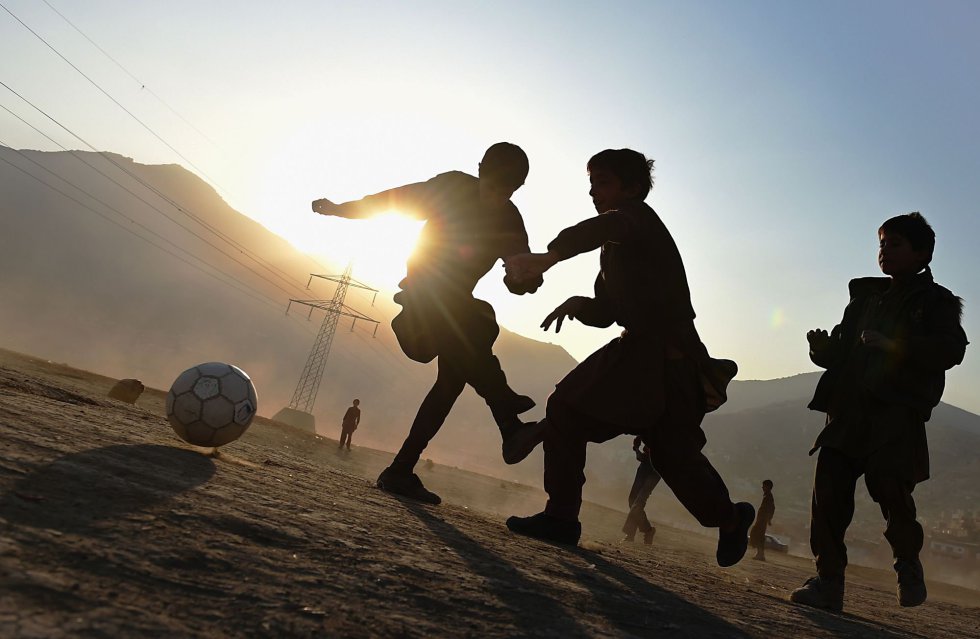 Unos niños juegan al fútbol en Kabul (Afganistán), el 23 de noviembre de 2014.