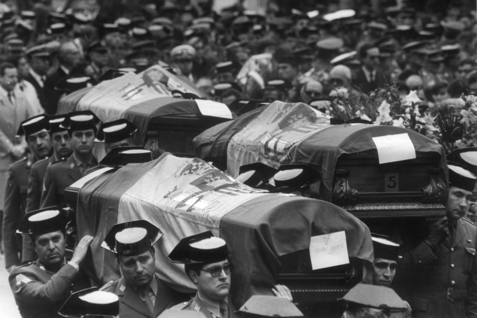 Traslado de los féretros de los cinco guardia civiles que ETA asesinó en Madrid por medio de un coche bomba, el 26 de abril de 1985. 