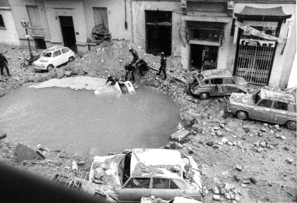 Atentado de ETA contra el almirante Luis Carrero Blanco. En la imagen se ve el agujero de la bomba en la calle de Claudio Coello de Madrid. el 20 de diciembre de 1973. Los bomberos tratan de sacar un coche del gran charco.