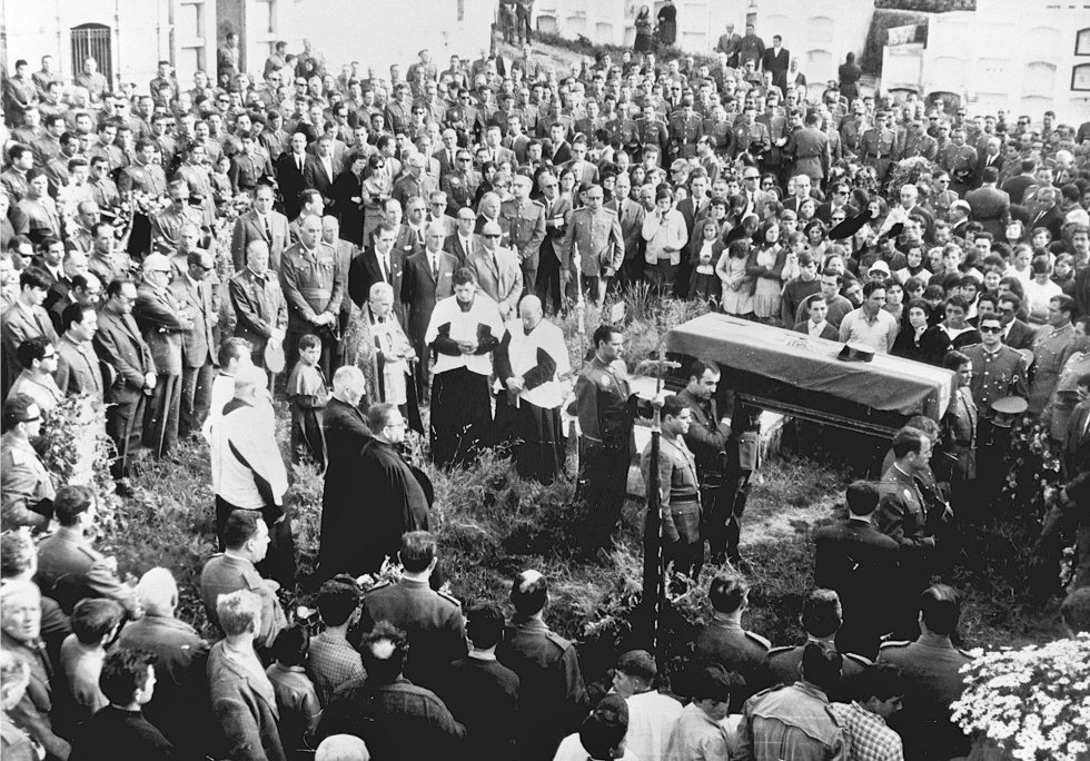 Fotografía tomada el 7 de junio de 1968, en Malpica (La Coruña), del entierro del agente de la Guardia Civil, José Antonio Pardines Arcay, primera persona asesinada por ETA. Resultó muerto en Villabona (Guipuzcoa) cuando dos individuos, a los que le pidió la documentación, le dispararon a quemarropa. 