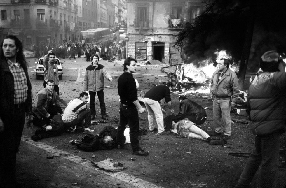 Atentado de ETA en Puente de Vallecas, en Madrid. Un coche bomba explosionó contra un furgón que transportaba a trabajadores civiles de la Armada, el 11 de diciembre de 1995. 