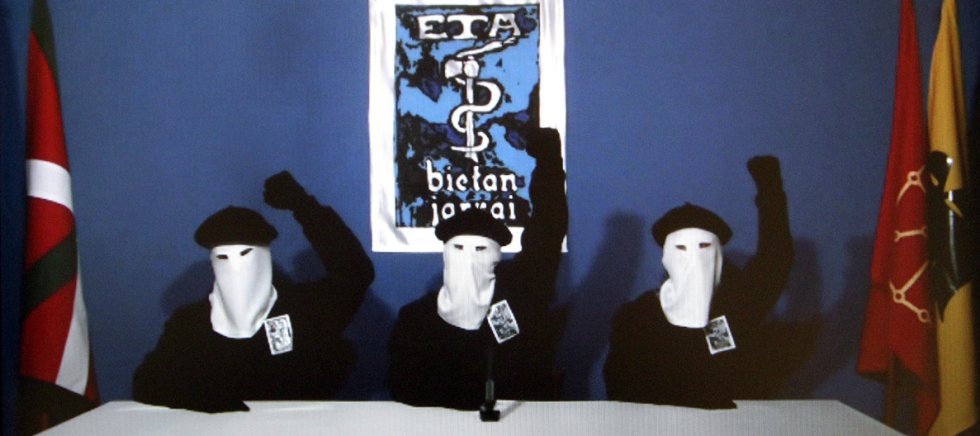 Tres encapuchados de ETA dan lectura a un comunicado en el que anuncian un alto el fuego permanente y verificable, el 20 de octubre del 2011.