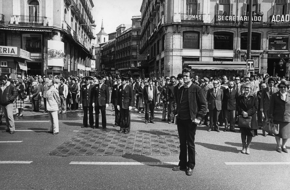 Viandantes en la Puerta de Sol de Madrid en el paro simbólico de dos minutos en señal de apoyo a las víctimas del terrorismo el 8 de mayo de 1981. Una impresionante manifestación pacífica y silenciosa vivida en una España que apenas tres meses antes había vivido el intento de golpe de Estado del 23-F.