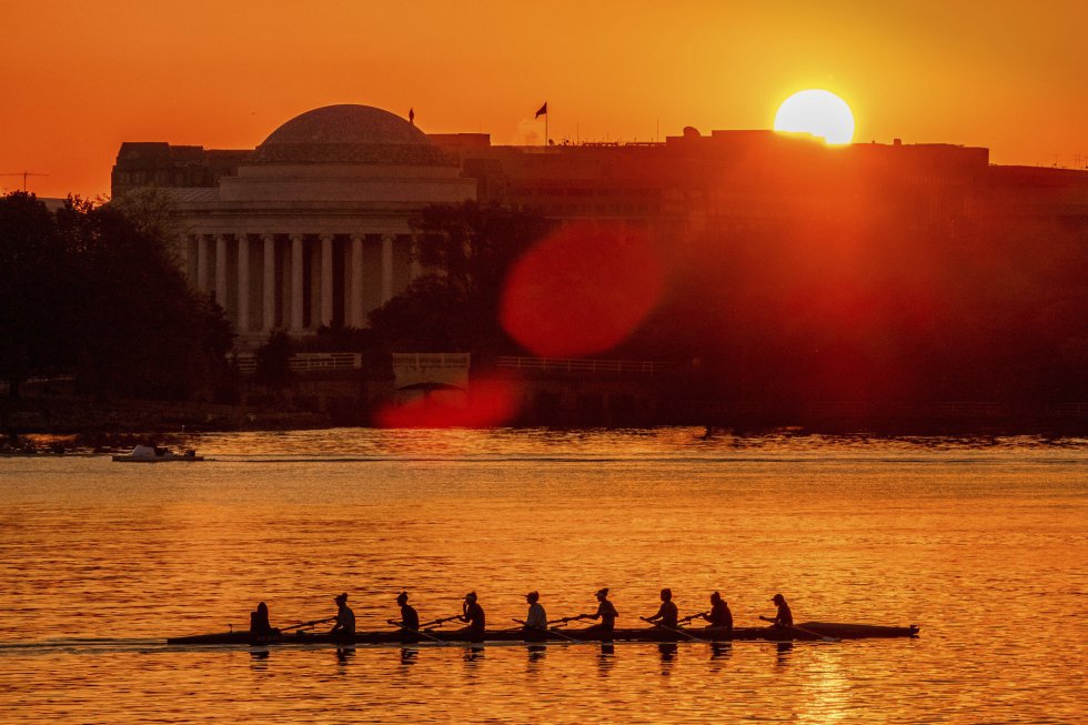 Un grupo de remeros se deslizan a lo largo del río Potomac frente el Jefferson Memorial en Washington, al amanecer.  