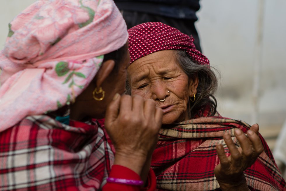 Otro de los colectivos vulnerables son las viudas del campo nepalÃ, quienes suelen ser analfabetas y sin otro futuro que servir de trabajadoras domésticas. Lily Thapa es fundadora de Mujeres por los Derechos Humanos (Grupo de Mujeres Solteras). Desde 1994, esta organización lucha contra la discriminación legal y social a madres solteras y viudas nepalÃes con más de 2.500 grupos de mujeres distribuidos por los rincones más remotos de la geografÃa del paÃs.