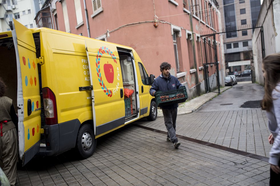 Hugo descarga algunos productos en uno de los lugares donde los miembros de la cooperativa Fruta Fea pueden venir a recoger sus alimentos. Aquí, en la delegación de Rato, en Lisboa, hay una extensa lista de espera para convertirse en uno de sus miembros, que ya suman 300.
