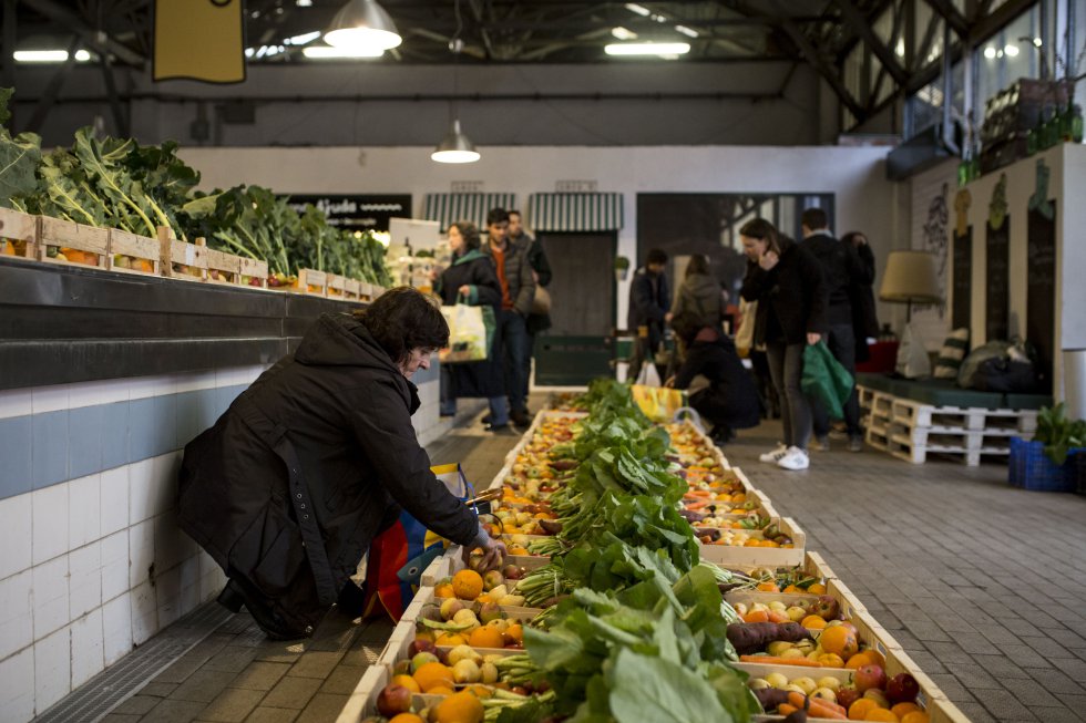 Un miembro de la cooperativa Fruta Fea recoge su caja semanal en la delegación de Rato, en Lisboa. En la actualidad, existen nueve delegaciones repartidas en todo Portugal. La caja pequeña cuesta 3,50 euros y lleva cuatro kilos de comida. También hay una grande para las familias, que cuesta siete euros.