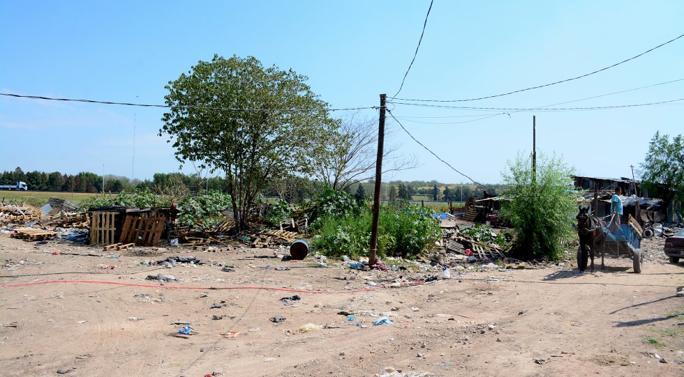 Muchos barrios de la ribera del rÃ­o Reconquista nacieron del relleno de un antiguo vertedero y crecieron a medida que inmigrantes de zonas rurales y de paÃ­ses vecinos fueron construyendo sus viviendas sin mÃ¡s plan urbanÃ­stico que el que marcaba su presupuesto para construir una casa de mayor o menor tamaÃ±o. 