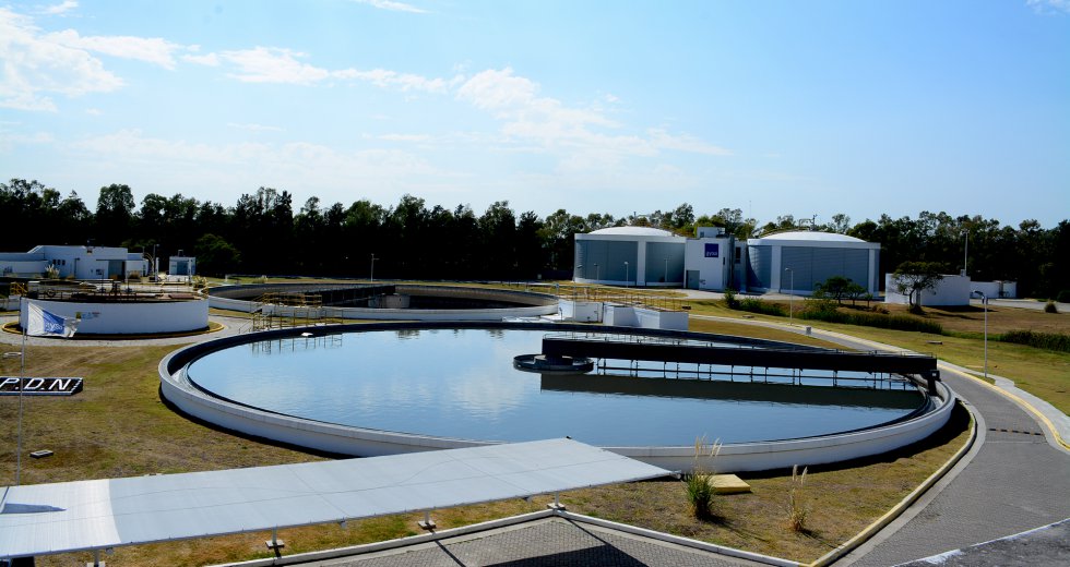 La depuradora norte de Agua y Saneamiento Argentinos (Aysa) da servicio a 540.000 habitantes. Para atender a todos los de la ribera del rÃ­o Reconquista harÃ¡n falta mÃ¡s plantas como esta. rn