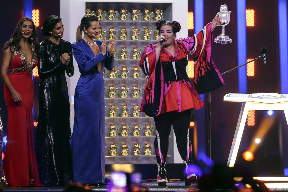 Netta (derecha) con el trofeo después de ganar el festival.