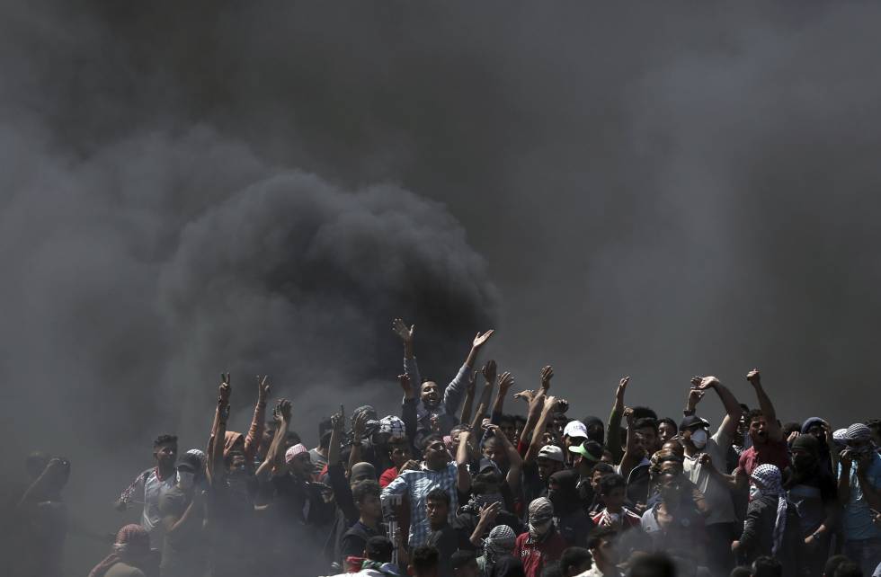 Un grupo de palestinos durante la protesta en la frontera entre Gaza e Israel, el 14 de mayo de 2018.