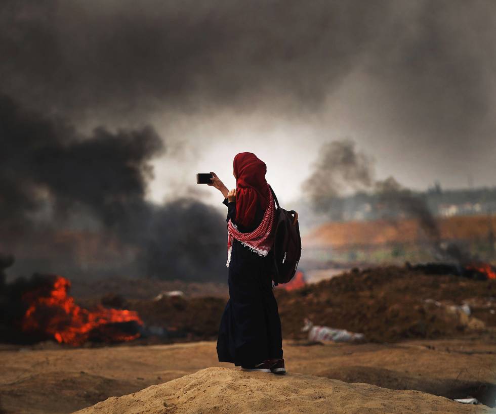 Una chica palestina graba con su móvil los acontecimientos en la franja de Gaza, el 14 de mayo de 2018.