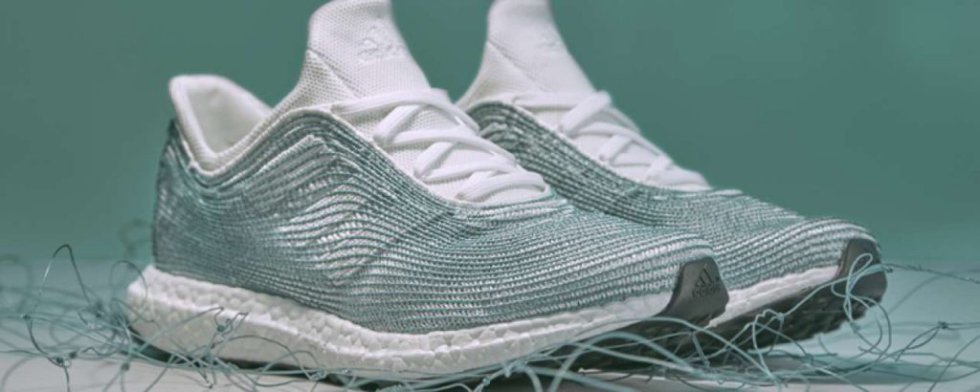 En su esfuerzo por aportar a la mejora del medio ambiente, Adidas lanzó en 2016 una línea de zapatillas deportivas elaboradas a partir de los plásticos recolectados en las zonas costeras de las Maldivas y con suelas impresas en 3D con plástico de redes de pesca. Otras partes del calzado como los cordones, el refuerzo del talón, el forro y la plantilla se fabricaron con PET 100% reciclado. Aunque inició como una edición especial por el Día Mundial de los Océanos, Adidas ya ha puesto a la venta otros de sus modelos en versión ecológica.