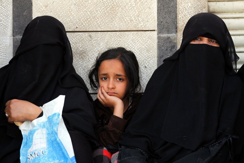 Mujeres esperan para recibir raciones de comida gratuita en un comedor benéfico en Saná (Yemen).