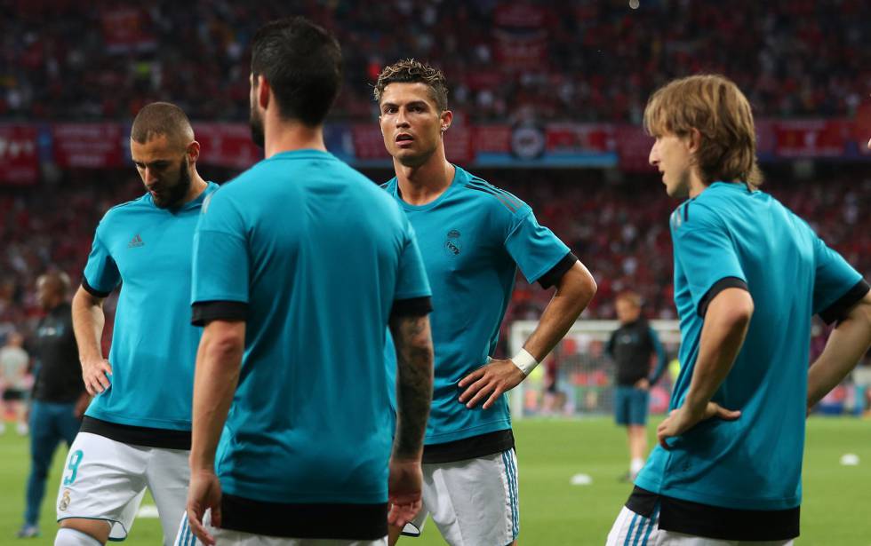 Cristiano Ronaldo junto a varios jugadores del Real Madrid durante el calentamiento en el estadio de Kiev (Ucrania), el 26 de mayo de 2018.