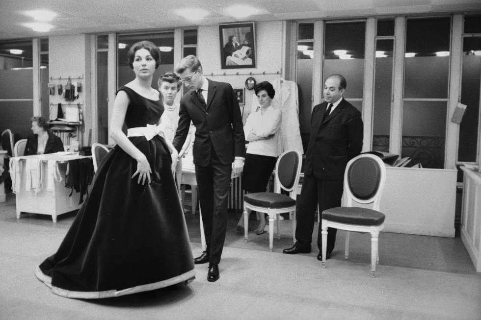 El joven Yves se convirtió en el sucesor de Dior al frente de la casa desde 1957 hasta 1961. Entonces vistió a actrices y miembros de la realeza. En la imagen, con la entonces emperatriz de Irán Farah Dibah, en noviembre de 1959 en París.