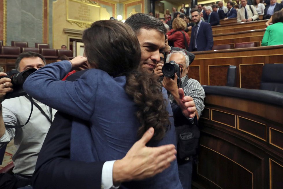 Abrazo entre Pedro Sánchez, recién elegido presidente del Gobierno, y Pablo Iglesias en el hemiciclo del Congreso tras el debate de la moción de censura.