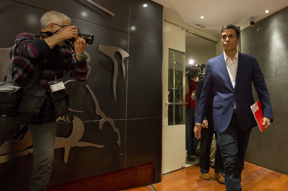Pedro SÃ¡nchez entrega su acta de diputado en el Registro del Congreso y ofrece una rueda de prensa, en la que anuncia su renuncia para no votar en la segunda votaciÃ³n del debate de investidura del popular Mariano Rajoy como presidente del Gobierno, octubre de 2016. 