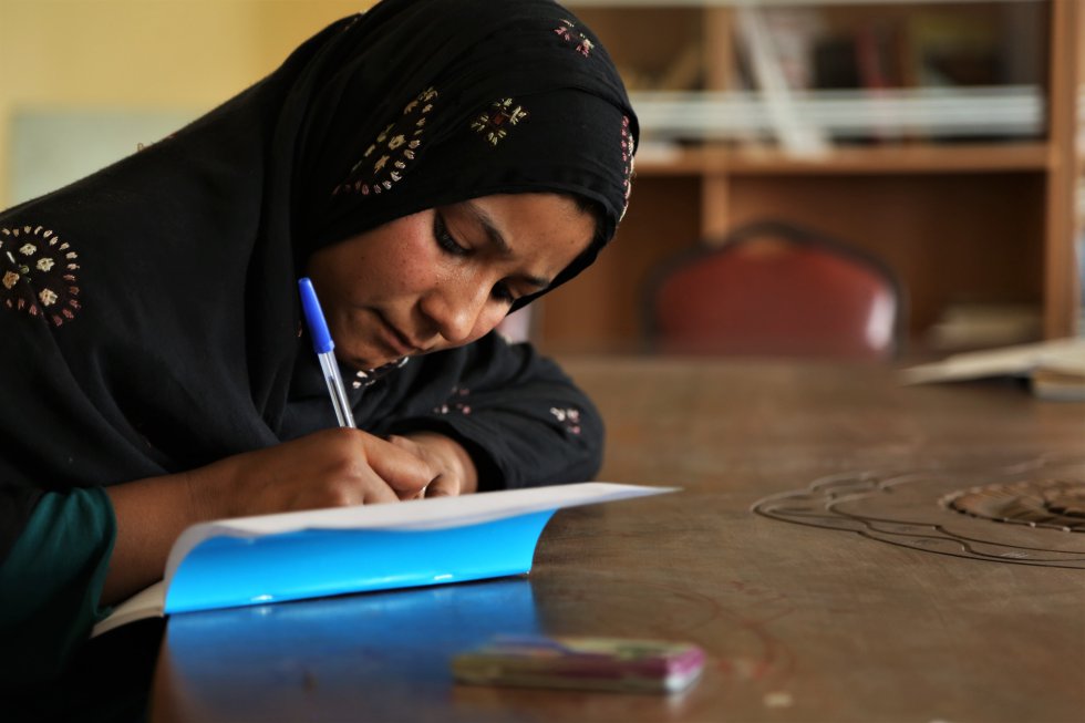Zahra, de 15 años, regresó a Afganistán desde Pakistán hace dos años. Solo completó el primer grado en la escuela antes de abandonar los estudios para ayudar en casa, pero ahora asiste a clases de aprendizaje acelerado en Jalalabad, en el este del país, para tratar de recuperar los años perdidos. "Quiero ser periodista porque quiero visitar a personas vulnerables y escucharlas y tomar notas", cuenta.