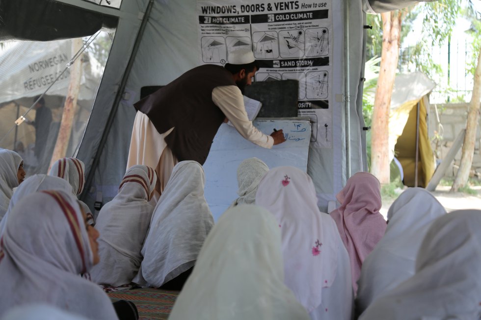 Algunas niñas estudian bajo una tienda que recibe el apoyo de Unicef en las afueras de Jalalabad, en el este de Afganistán. La mayoría de las alumnas ha sido desplazada por el conflicto al menos una vez. El estudio de Unicef también arroja algunos datos positivos. Las tasas de deserción escolar, por ejemplo, son bajas, ya que el 85% de los niños y niñas que comienzan la escuela primaria terminan el último grado, mientras que el 94% de los niños y el 90% de las niñas que comienzan la secundaria inferior también completan el ciclo.