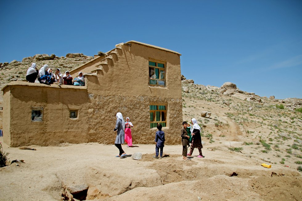 Sharak e Muhajireen es una aldea en el distrito de Nili, en la provincia de Daikundi (Afganistán), donde viven casi 200 familias. Muchas de las jóvenes casadas o que tienen una edad superior a la de ir a la escuela se han inscrito en el Centro de Aprendizaje Acelerado de Unicef. Una de las mujeres del pueblo, Surayaa Hussaini, ha ofrecido espacio en su casa para dar clase. En esta foto, las estudiantes, que traen consigo a los hijos, juegan a voleibol o se sientan juntas durante el almuerzo.