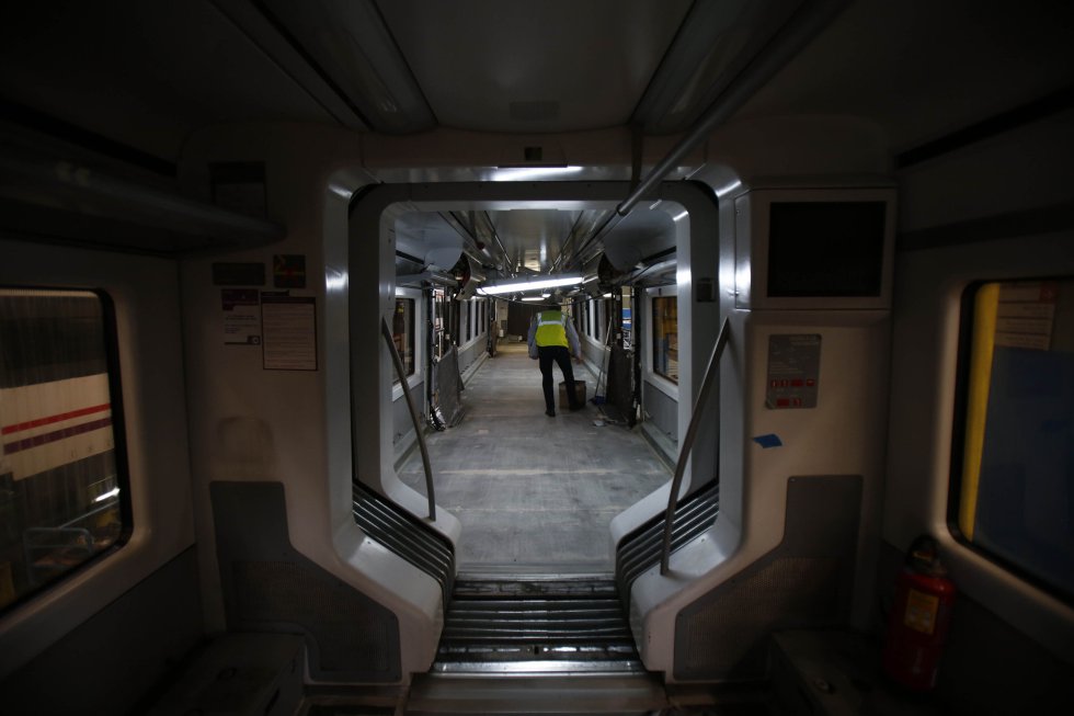 Interior de un vagón de Cercanías durante su reparación.