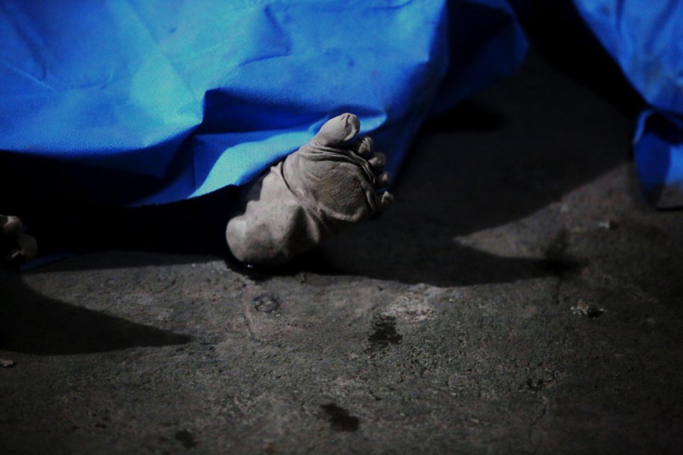 GU7033. ALOTENANGO (GUATEMALA), 03062018.- En una morgue improvisada por la compañía de Bomberos Voluntarios de Alotenango (Guatemala) permanecen los cuerpos de los siete fallecidos que ha dejado la erupción del Volcán de Fuego hoy, domingo 3 de junio de 2018. El portavoz de la Coordinadora Nacional para la Reducción de Desastres (Conred), David de León, dijo que los fallecidos son de la comunidad de El Rodeo, en el departamento sureño de Escuintla. El volcán de Fuego se ubica entre los departamentos de Escuintla, Chimaltenango y Sacatepéquez, a 50 kilómetros al oeste de la capital. EFEEsteban Biba