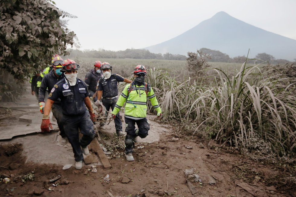 Los bomberos trasladan a una vÃ­ctima en San Miguel Los Lotes (Guatemala), el 4 de junio de 2018.
