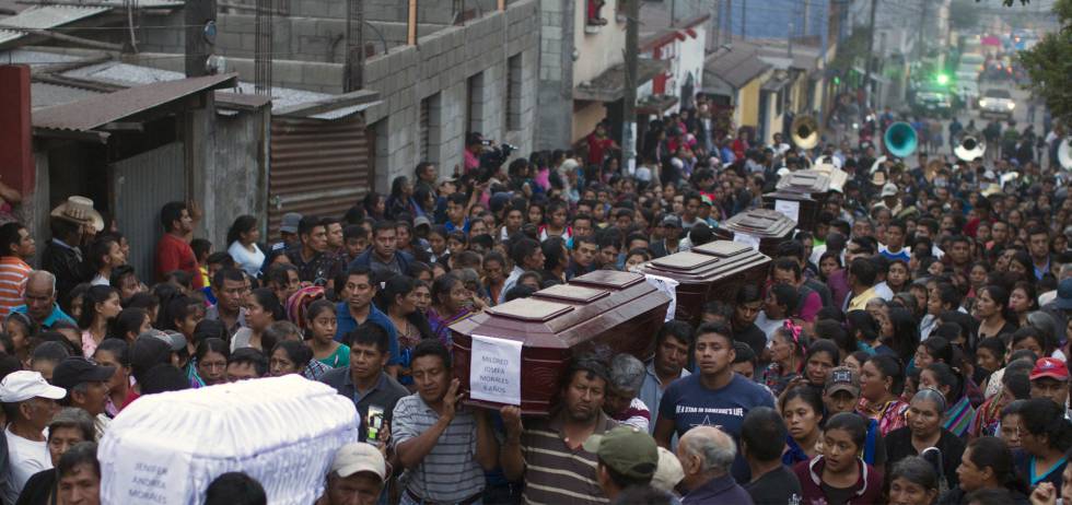 Entierro de siete personas que murieron durante la erupción del volcán de Fuego en San Juan Alotenango, el 4 de junio de 2018.
