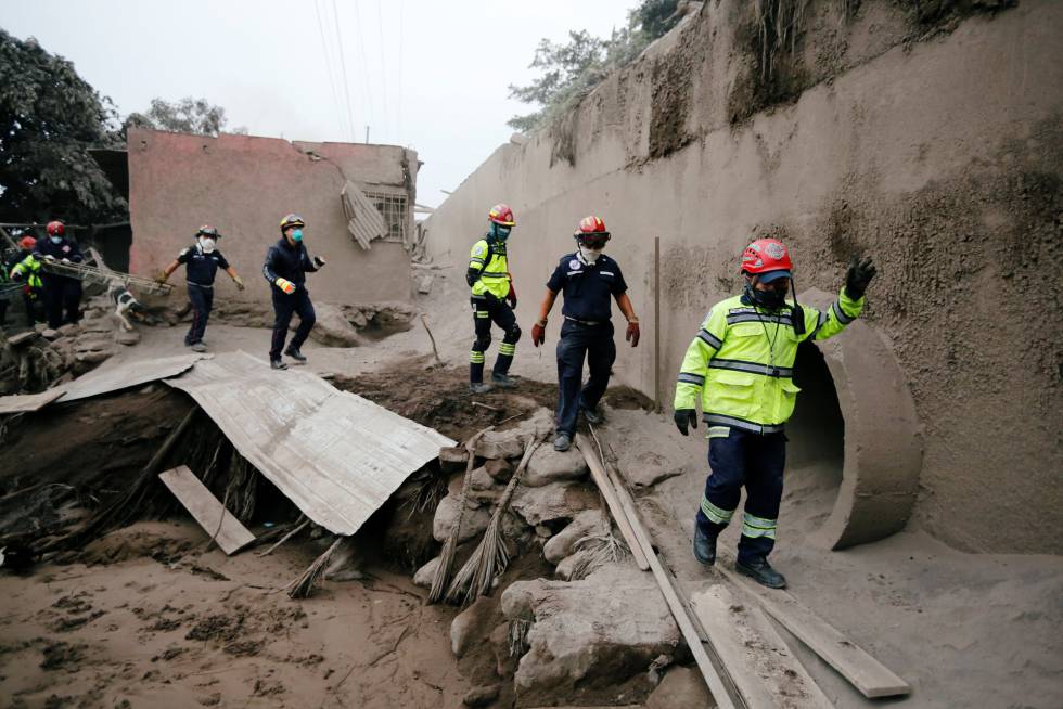 Trabajos de rescate en la zona de San Miguel Los Lotes, el 4 de junio de 2018.