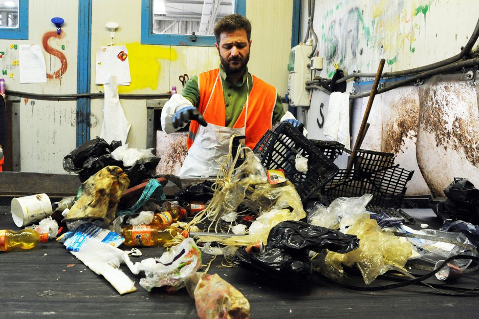 Un operario de la Revet Recycling selecciona en Pisa (Italia) residuos de plástico recogidos por pescadores durante un proyecto de reciclaje impulsado por las autoridades para sensibilizar sobre la contaminación marina.