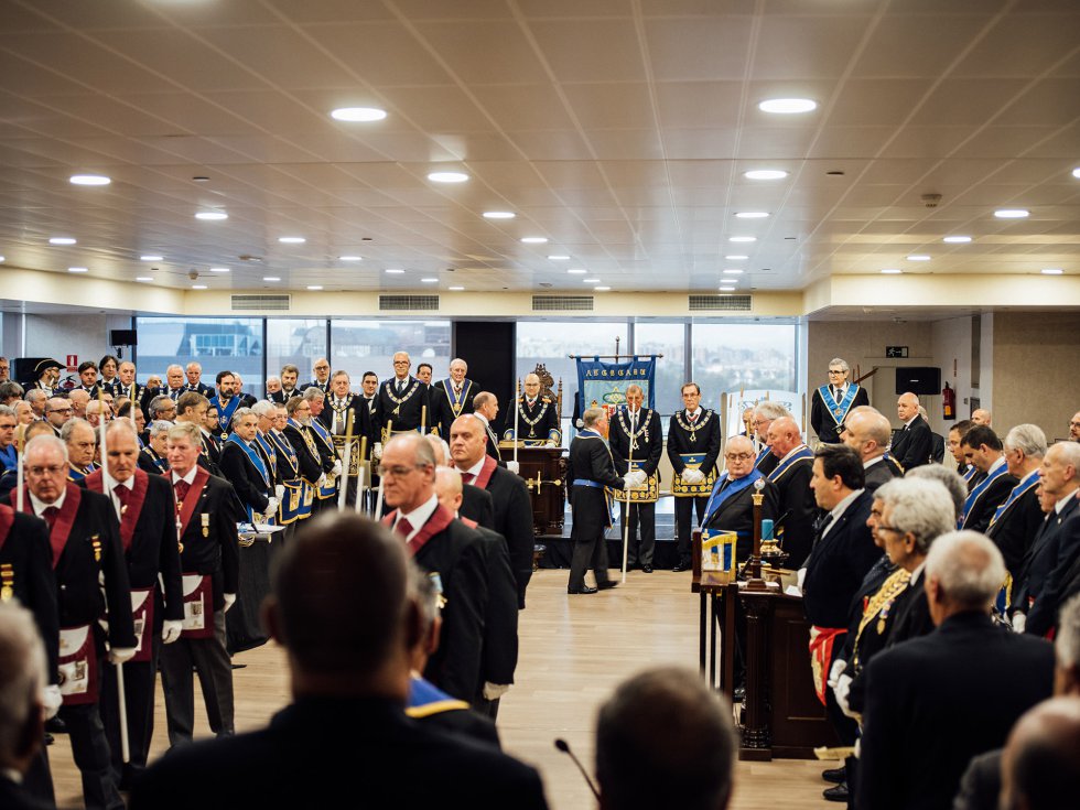 Cuatro centenares de masones llegados de una treintena de delegaciones internacionales asistieron a la Gran Asamblea en la que Óscar de Alfonso fue reelegido gran maestro de la Gran Logia de España, celebrada en Madrid.