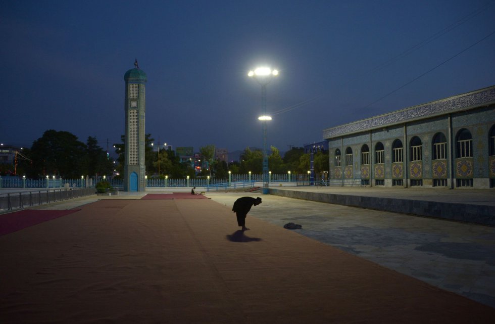 Un musulmÃ¡n reza durante el ocaso en el patio del santuario Hazrat-e-Ali en Mazar-i-Sharif (AfganistÃ¡n).