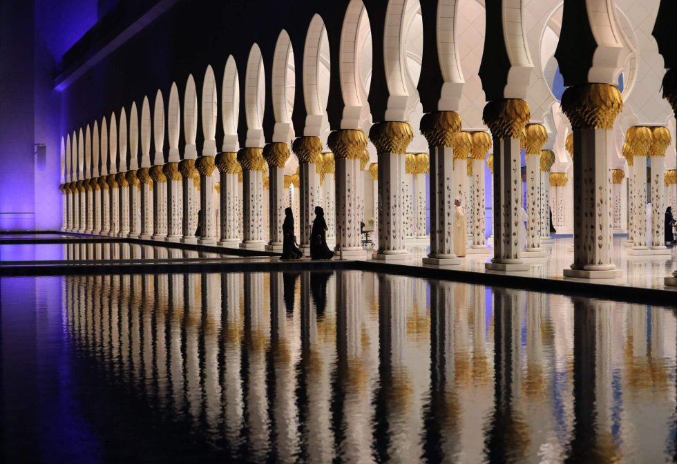 Dos mujeres atraviesan la Gran Mezquita de Sheikh Zayed, en Abu Dhabi (Emiratos Árabes Unidos).
