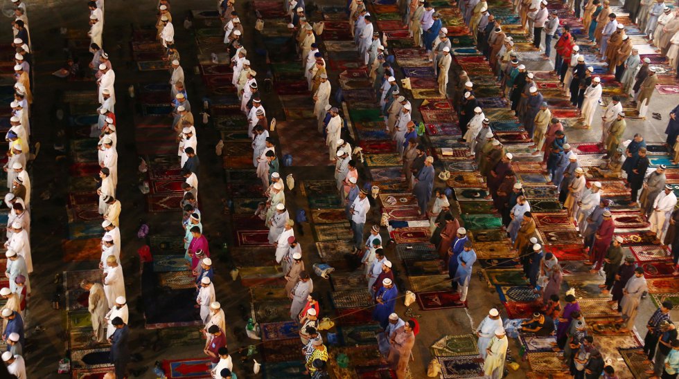 Un grupo de fieles ofrece las oraciones especiales de Taravih, en Karachi, (Pakistán).