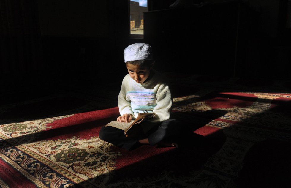 Un niño aprende a leer el Corán en una mezquita durante el mes sagrado del Ramadán en Kabul, (Afganistán).