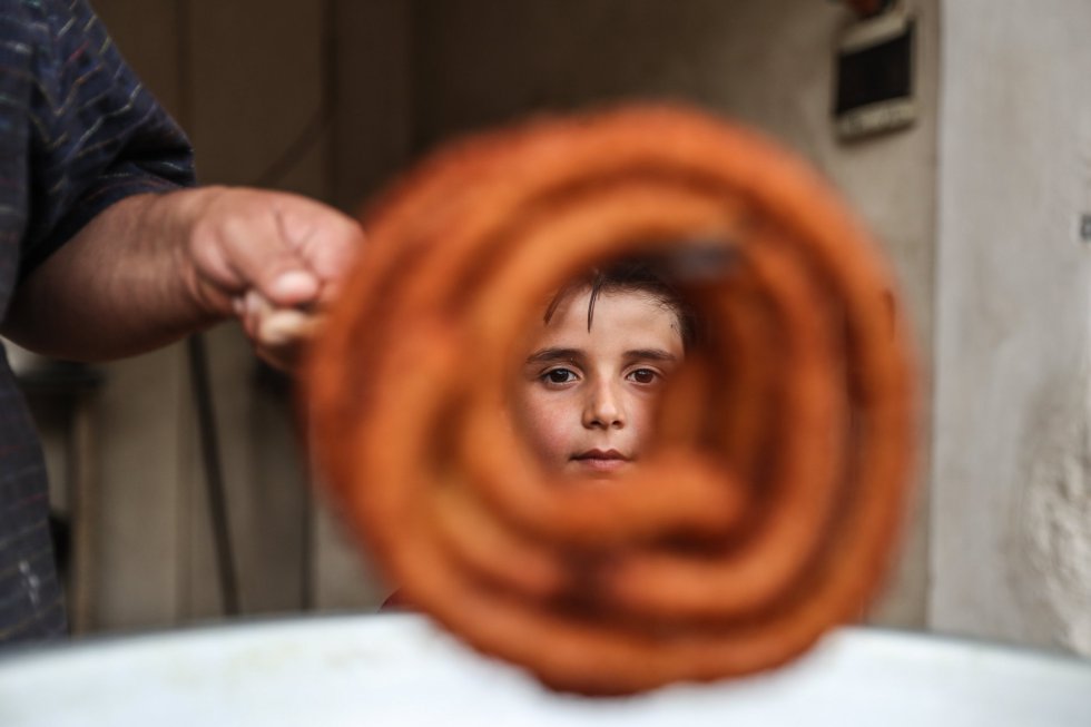 Un vendedor prepara Zalabiya, un dulce frito que se sirve durante el Ramadán, en un mercado de la ciudad de al-Bab, al norte de Alepo (Siria).