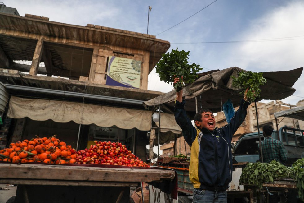 Un joven grita para atraer clientes a su puesto de vegetales en la localidad de al-Bab (Siria).