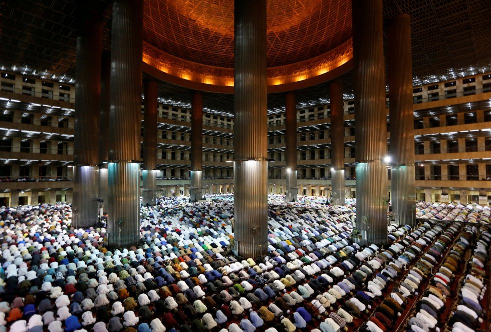 Una multitud de fieles musulmanes reza durante el Ramadán en la mezquita de Istiqlal, en Yakarta (Indonesia).