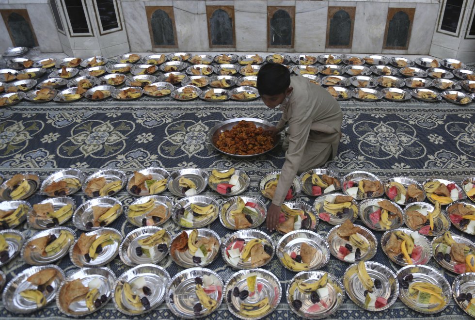 Un estudiante prepara platos de comida en un mezquita de Karachi (Pakistán).