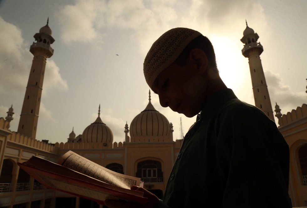 Un joven lee el Corán en Karachi (Pakistán).