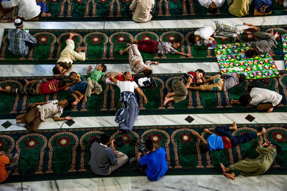 Musulmanes indonesios duermen en una mezquita de Surabaya (Indonesia).